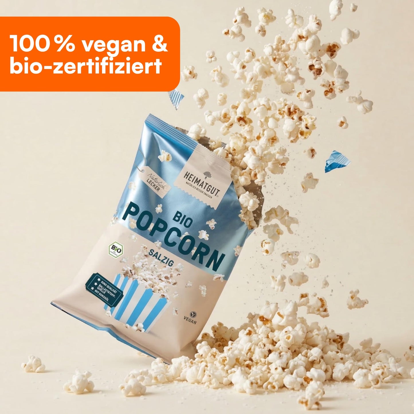 Bio Popcorn Salzig fällt aus der geöffneten Tüte, 100 % vegan und bio