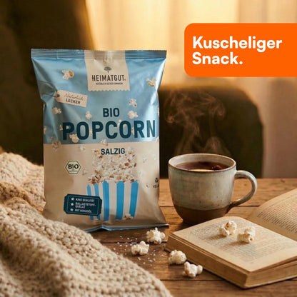 Bio Popcorn Salzig mit Tee und Buch auf dem Tisch